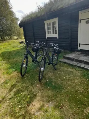 two bikes parked in front of a house at Gammelstuggu in Bjorli