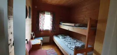 a small room with two bunk beds and a window at Midtgard in Tyinkrysset