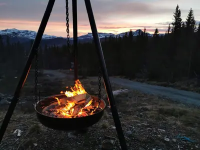 a fire in a pot with a campfire at Liaplassen Mountain View in Beitostøl
