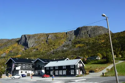a town with a mountain in the background at Fossheim Lodge - arealeffektiv minileilighet in Torset