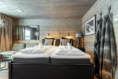 a bedroom with a large bed in a room at Skigaarden in Hemsedal