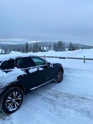 a black car parked in the snow at Lys og moderne leilighet rett ved skiløypa på Nordseter - Kort vei til Sjusjøen, Lillehammer og Hafjell - Dyr ikke tillatt in Nordseter