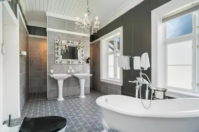 a bathroom with a tub and two sinks and a mirror at Dale-Gudbrands Gard by Frich`s in Sør-Fron