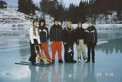 a group of people posing for a picture on the ice at Hardanger Feriesenter Sjusete in Norheimsund