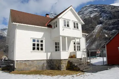a white house in front of a mountain at Comfortable house in quiet area in Luster