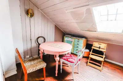 a small table and chairs in a small room at Tiglkåk in Åndalsnes
