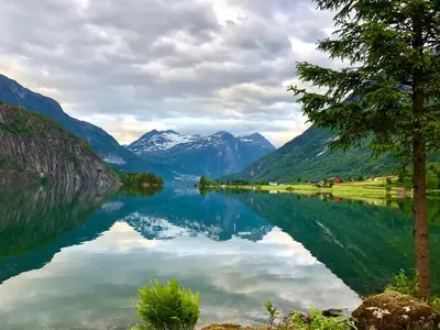 a view of a lake with mountains in the background at Dispen feriehus in Stryn