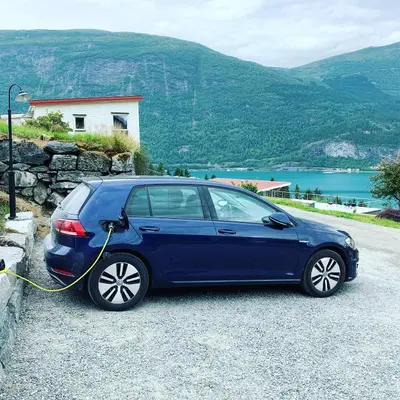 a blue car is hooked up to a yellow hose at Olden Studioapartment in Olden