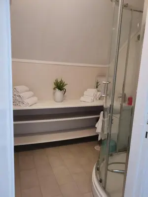 a bathroom with a bench with towels and a plant at Utleiebolig Fannrem in Fannrem