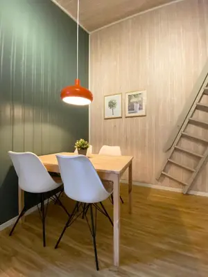 a dining room with a wooden table and white chairs at Vennebo - Koselig liten hytte med alle fasiliteter in Ål