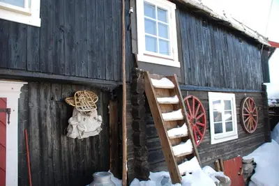 a barn with a statue of a child on the side at Regnbuegården in Røros