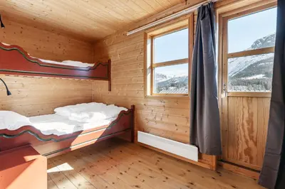 a room with two bunk beds and two windows at Skiers Lodge 2 - Saga Apartments in Hemsedal