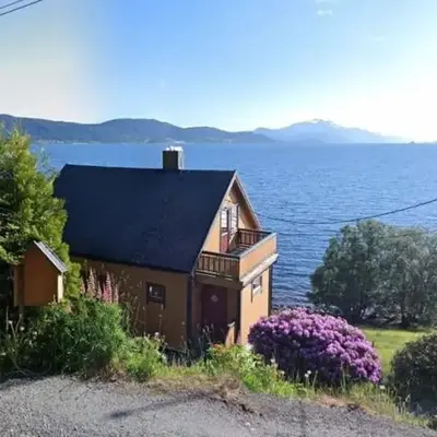 Hjelvikhytta - flott beliggenhet ved sjøen