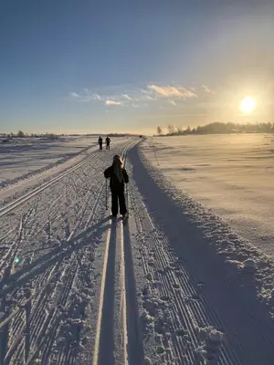a group of people walking across a snow covered field at Olebu in Skammestein
