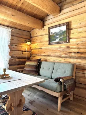 a wooden room with a bench in a log cabin at Stallen - koselig lite hus på gårdstun in Skjåk