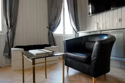 a black leather chair and a table in a room at VILLA BRATTHOLMEN in Brattholmen
