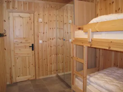 a room with two bunk beds and a closet at Hemsedal Høyfjellssenter in Hemsedal