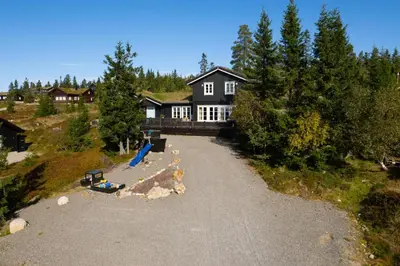 an aerial view of a house with a driveway at Budor - Løvsangeren 7 - 60 min OSL - Badstu - Badestamp - 7 Soverom3 bad in Nordset