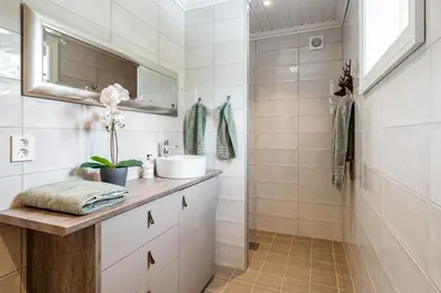 a bathroom with a sink and a shower at Budor - Løvsangeren 7 - 60 min OSL - Badstu - Badestamp - 7 Soverom3 bad in Nordset