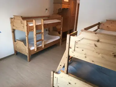 two bunk beds and a desk in a room at Lyngmo Gjestehus in Hafslo