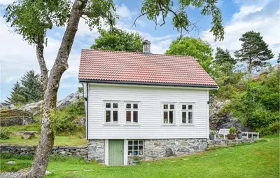 a white house with a red roof at Holiday Home Finnås Lykling in Vinnes
