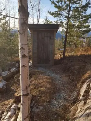 a small out house in the middle of a forest at Fredelig plass for rekreasjon in Krøderen