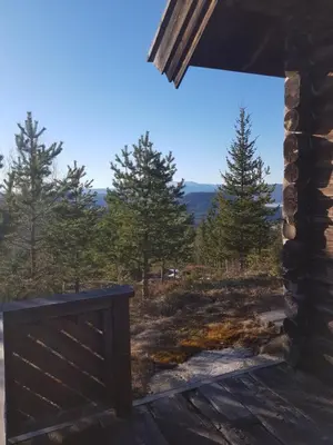 a view of the mountains from the porch of a cabin at Fredelig plass for rekreasjon in Krøderen