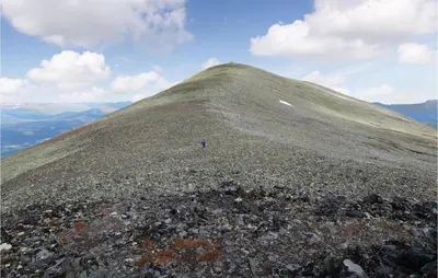 a person standing at the top of a mountain at Holiday Home Heidal Bakketun in Heidal
