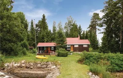 a small house with a yellow boat in front of it at Kveldsro in Eina