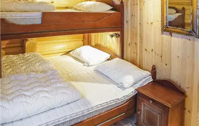a bedroom with two bunk beds and a mirror at Skarsnuten in Hemsedal