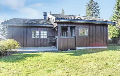 a small wooden house with a porch in a yard at Sjusjøen Pihl 4001 in Sjusjøen