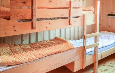 two bunk beds in a room withthritisthritisthritisthritisthritisthritisthritisthritisthritis at Bjertnes Turistgård in Noresund