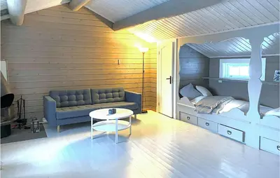 a living room with a couch and a bed at 4 Bedroom Lovely Home In Ål in Ål