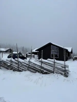 a cabin in the snow with a fence at Koselig hytte - Trysilfjellet ski in og ski out 4 soverom, 2 bad, badstue, fiber bredbånd og Elbillader in Trysil