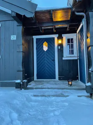 a blue door of a house with a cat in front at Hytte i nydelige Jotunhemen - rett ved Besseggen in Randsverk