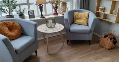 two chairs and a table in a living room at Trygheim feriehus in Bud