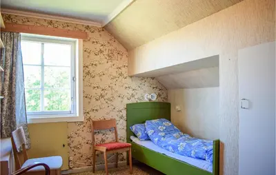 a bedroom with a green bunk bed and a window at Awesome Home In Fitjar With Wifi in Fitjar