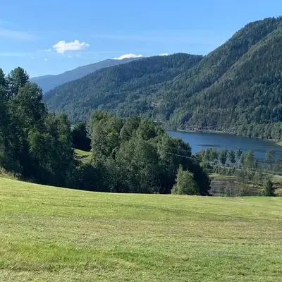 Feriehus med utsikt til fjord og fjell