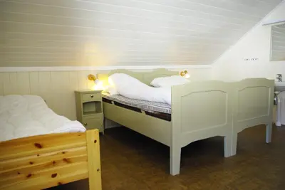 a bedroom with two beds and a sink in it at Svarteberg Drengestugu - cabin by Ål skisenter in Ål