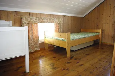 a bedroom with a bed in a room with a window at Svarteberg Drengestugu - cabin by Ål skisenter in Ål