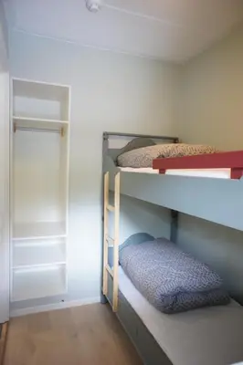 a room with two bunk beds and a closet at Spacious 2-bedroom holiday apartment - Hemsedal Veslehorn 14 in Hemsedal