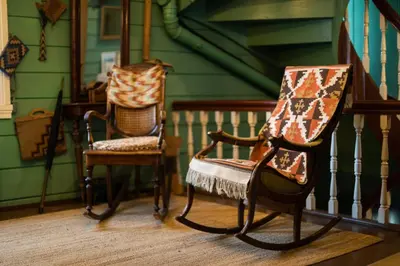 two rocking chairs sitting next to each other on a porch at Lodgen Stryn in Stryn