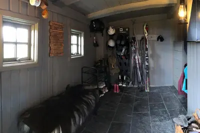 a room with a bunch of skis in a room at Seterhytte i Havsdalen in Geilo