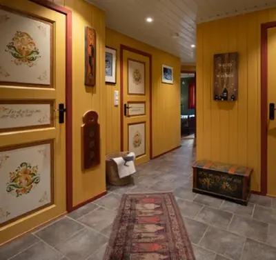 a hallway with a room with yellow walls and a rug at Vestlia Ski in Geilo