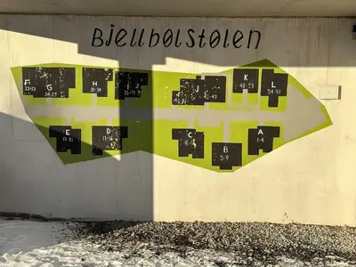 a sign on the side of a building at Bjelbølens stjernely in Beitostøl