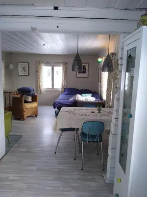 a living room with a table and a couch at Furuly vakantiehuis in Vingelen