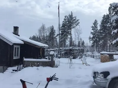 a yard covered in snow next to a house at Furuly vakantiehuis in Vingelen