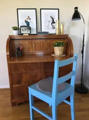 a wooden desk with a blue chair and a lamp at Moonvalley Lodge - stort & koselig hus - Måndalen in Sæbø