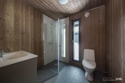 a bathroom with a toilet and a sink and a shower at Nydelig og Moderne hytte på Kikut Geilo - 6 senger, 4 soverom og jacuzzi in Geilo