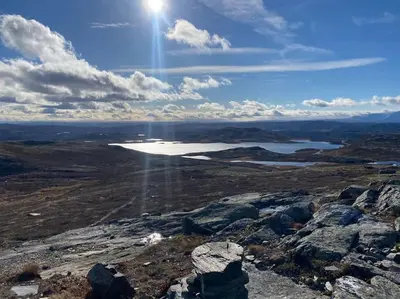 a view of a lake from the top of a mountain at Delikat hytte omgitt av Hallingdals vakre fjell in Ål